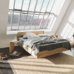 Modernes Schlafzimmer mit Dachschräge und großem Fenster