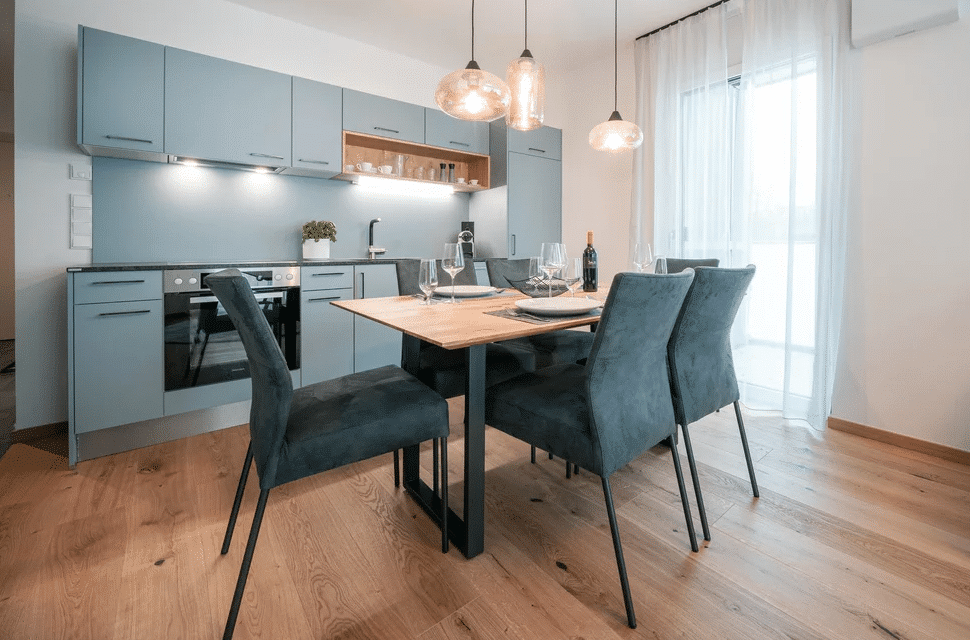 blaugraue Wohnküche mit Küchenzeile