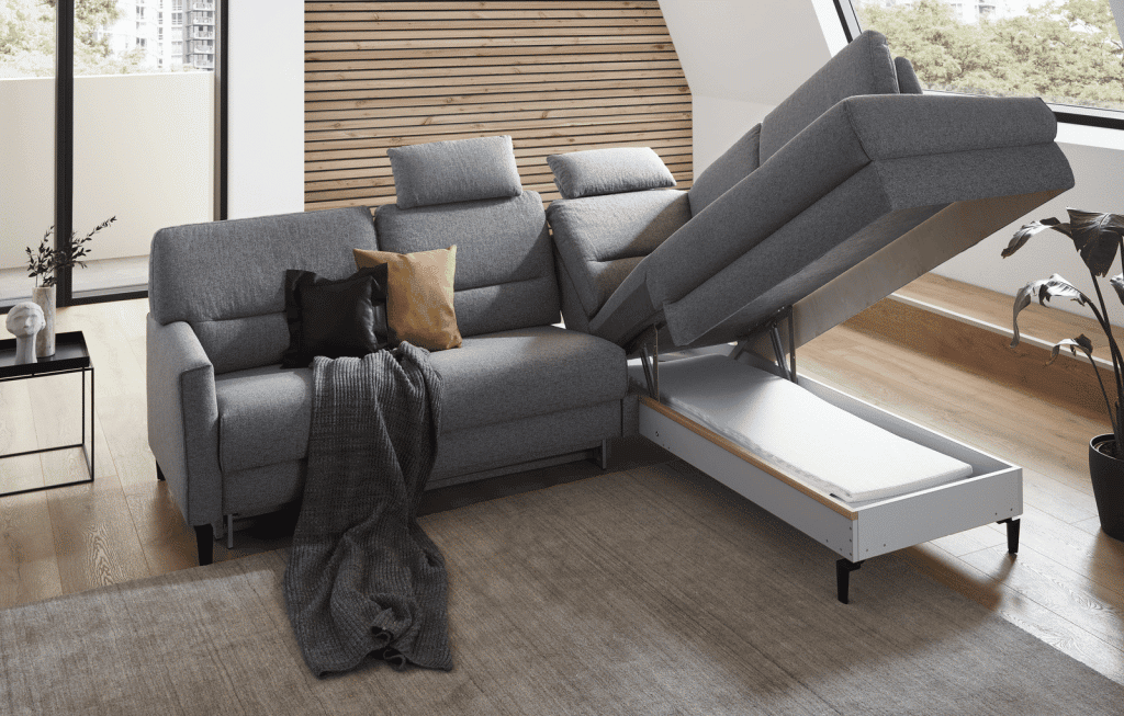 graues Sofa mit ausklappbarem Stauraum